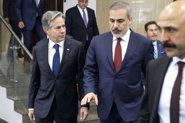 وزير الخارجية التركي يدعو لوقف إطلاق النار بغزة خلال محادثاته مع بلينكن