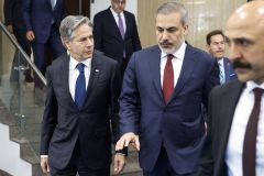 وزير الخارجية التركي يدعو لوقف إطلاق النار بغزة خلال محادثاته مع بلينكن