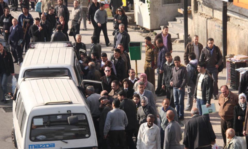 محافظة سورية نموذجاً على أجور التجويع: استقالة 400 موظف خلال 6 أشهر ودفعهم للهجرة