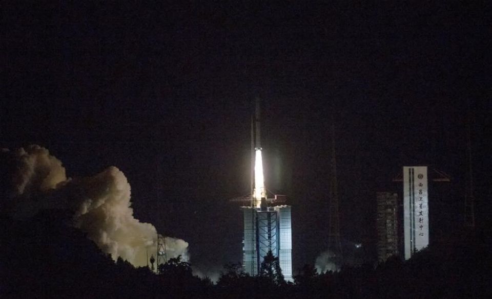 الصين تطلق قمراً اصطناعياً لاستكشاف الجانب المظلم من القمر