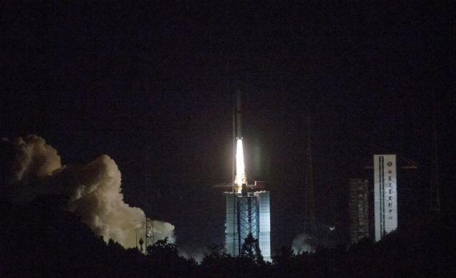الصين تطلق قمراً اصطناعياً لاستكشاف الجانب المظلم من القمر