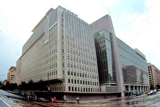 الدين وخدمته من وحي بعض التجارب.. الاقتراض الخارجي يرهق الاقتصاد، ويعرقل التنمية، ويؤدى للانهيار!