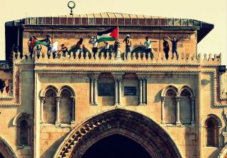 القرار وما تبعه من إلغاء الإجراءات الأمنية على مداخل المسجد الأقصى، كان "قراراً صعباً"