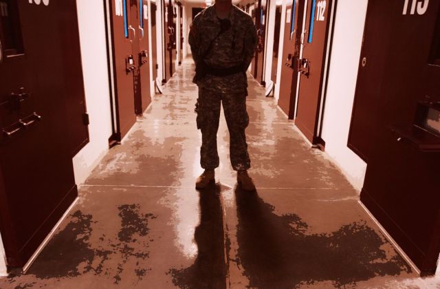 غوانتانامو باقٍ... وقد يستقبل سجناء جدد