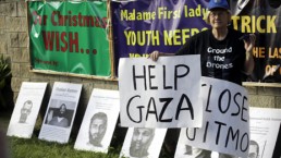 محتجون يعكرون صفو إجازة أوباما: «اوقفوا المحرقة الإسرائيلية في فلسطين»