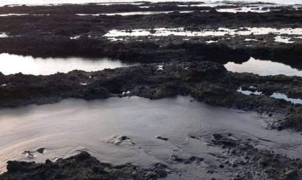 صور مؤسفة: تلوّث بحري من شاطئ بانياس إلى جبلة بسبب تسرّب فيول المحطة الحرارية