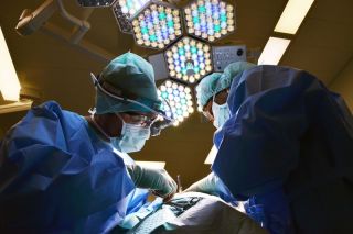 الجمال والتجميل صرعة العصر بلا ضمانات وعلى أيدٍ غير متخصّصة، والضحايا إلى ازدياد!
