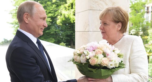 بوتين وميركل يؤكدان عزم بلديهما الإسهام في العملية السياسية بسورية