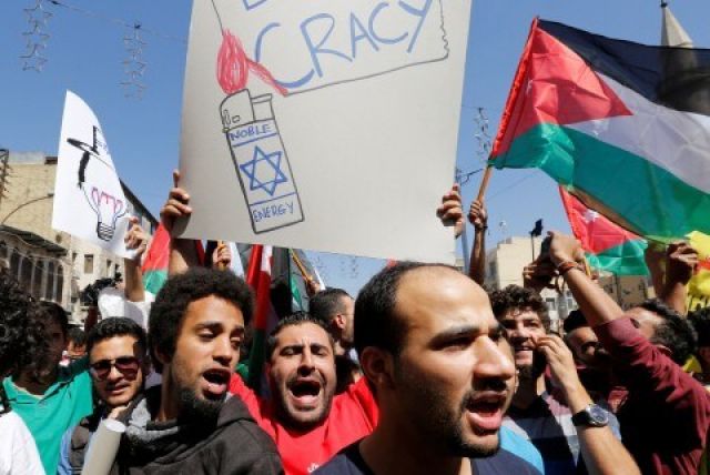 بينما تبيع دولاً عربية من غازهم المسروق، &laquo;إسرائيل&raquo; تهدّد الفلسطينيّين بالظلام الدامس