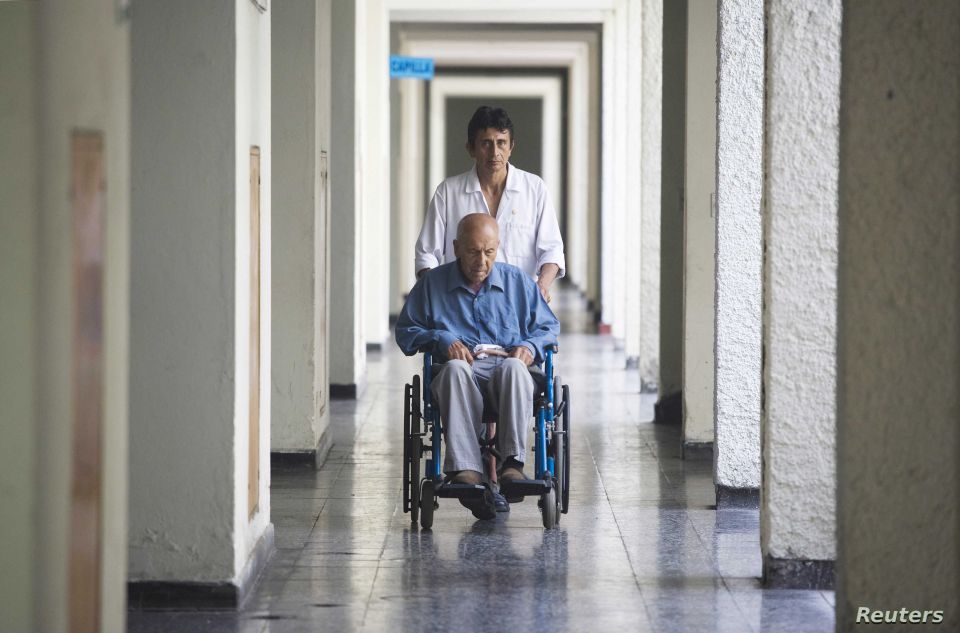 طمعاً بالربح، دُورُ المسنّين الأمريكية تطرد الضعفاء لتستبدلهم بمصابي كوفيد!