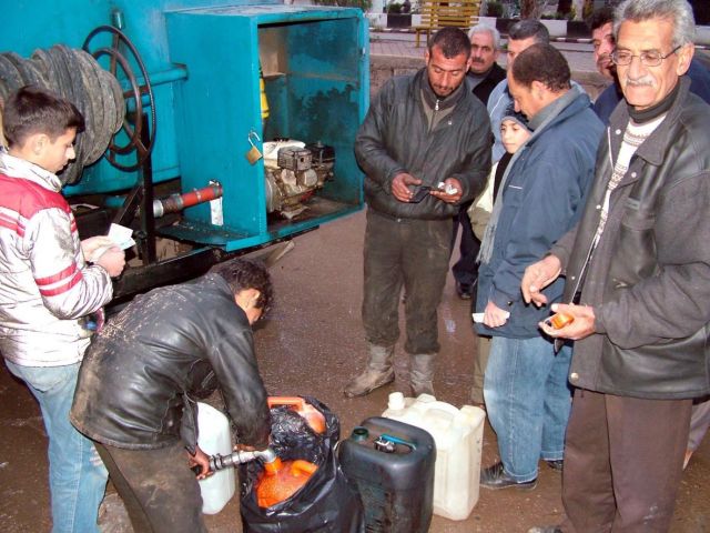 الحكومة: لا حل لمواجهة السوق السوداء إلا برفع السعر!