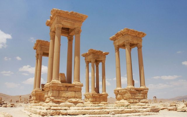 الآثار ليست أصناماً