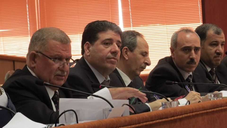 الحكومة &laquo;تجود&raquo; وتصرف 452 عاملاً من الخدمة