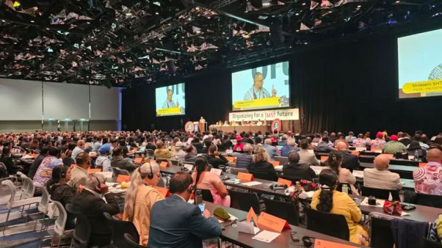 اتحاد النقابات العالمي لا سلام تحت تهديد السلاح