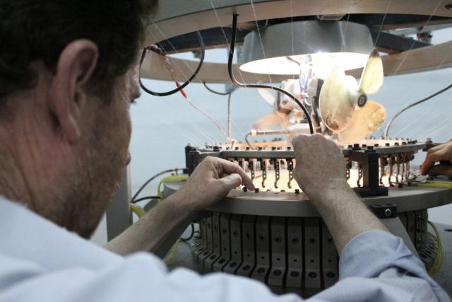 هل تخلع الحكومة كعبها العالي، وتكف عن سياسة التعالي...؟!