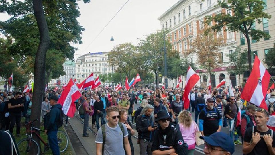 النمسا عشرات الآلاف يتظاهرون احتجاجاً على فشل الحكومة بضبط ارتفاع الأسعار