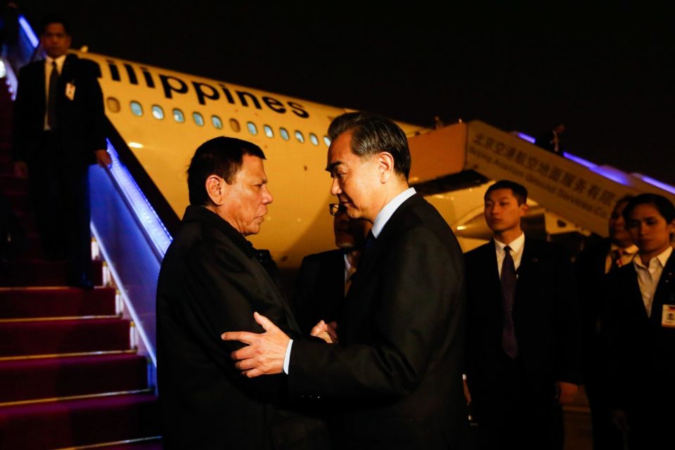 الرئيس الفليبيني دوتيرتي ووزير الخارجية الصيني وانغ يي