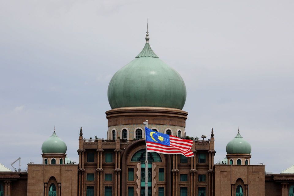 هل أزمة ماليزيا انعكاس للصراع الدولي؟