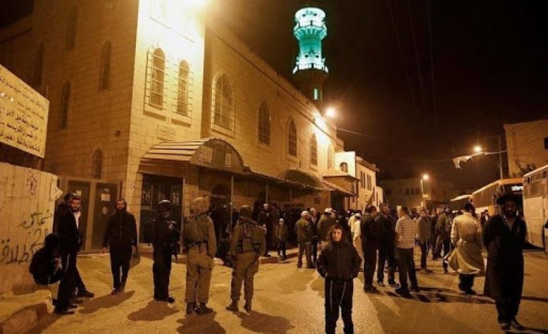 مئات المستوطنين الصهاينة يقتحمون مقاماً في بيت لحم ومسجداً في الخليل