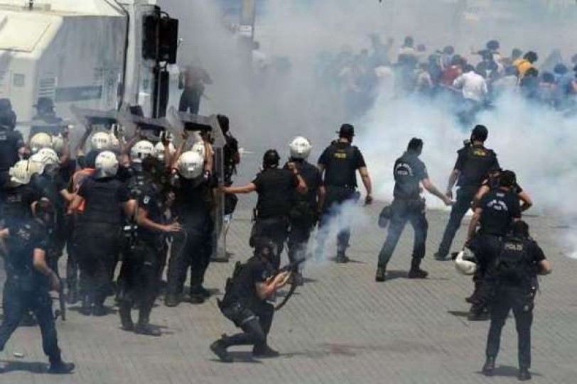 الشرطة التركية تستخدم الغاز لتفريق المتظاهرين في ميدان تقسيم باسطنبول