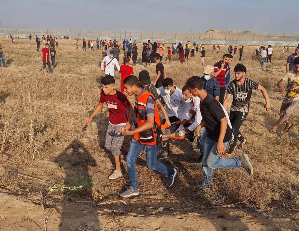 الاحتلال يصيب 24 شاباً وطفلاً فلسطينياً على حدود غزة، وسلطة رام الله تعتقل 10 نشطاء بينهم أسرى محرّرون