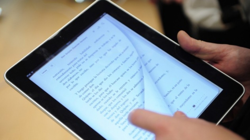 الكتاب الورقي ونظيره الإلكتروني.. مـن يتفوّق؟!