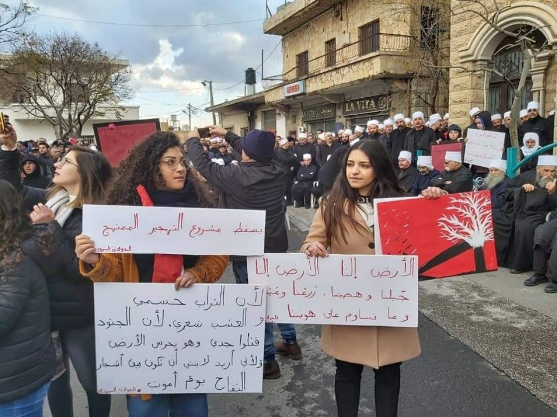 أهالي الجولان السوري المحتلّ يصدرون بياناً (هذا نصّه) بوقفة احتجاجية ضد الاستيطان وعباءَته «الكهربائية»