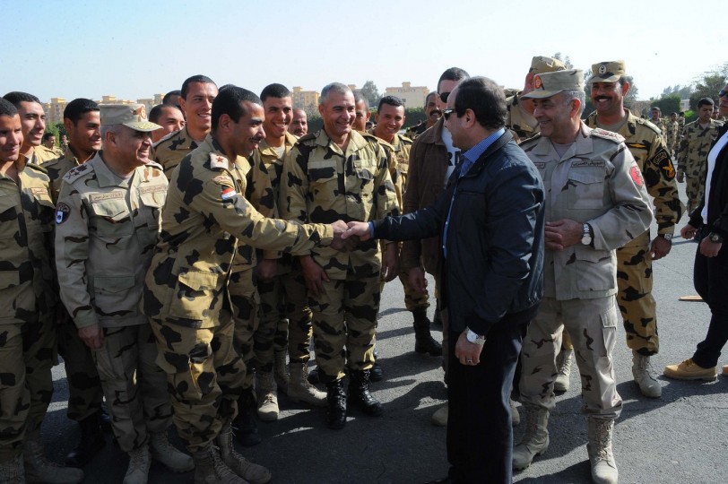 السيسي يتفقد الحدود مع ليبيا ويتعهد بالرد على أي تهديد لأمن مصر