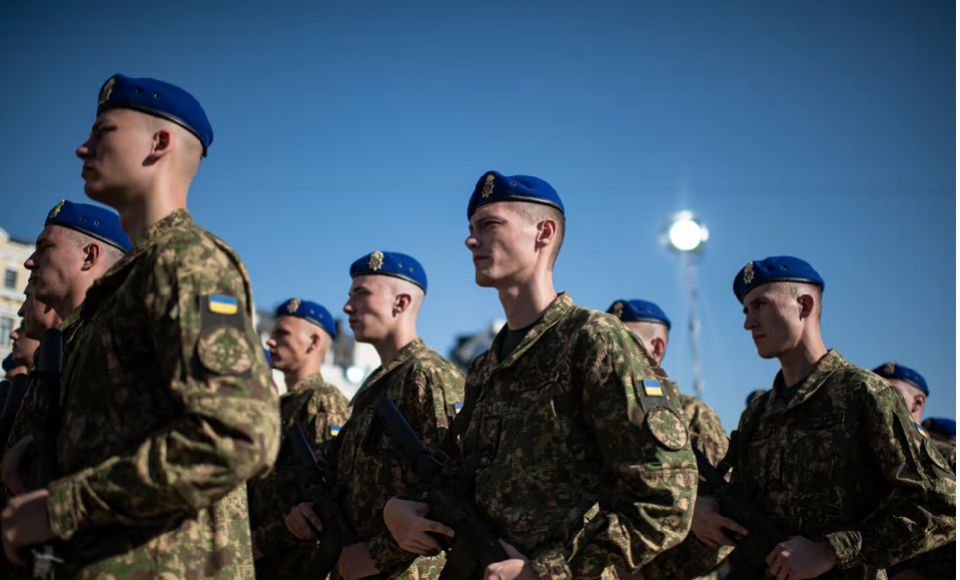 سلطات كييف تستدعي الأوكران في الخارج للتجنيد بالجيش