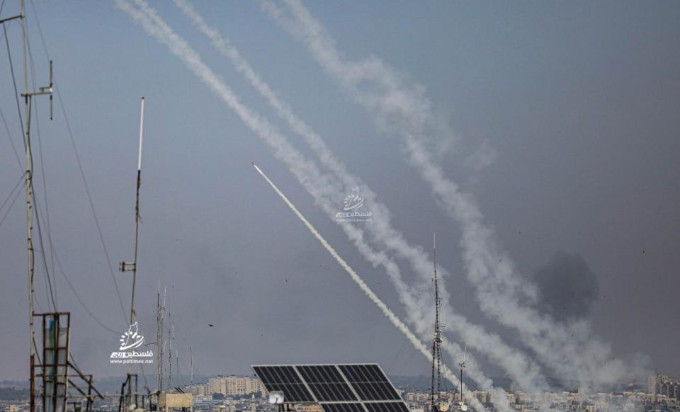 إعلام الاحتلال: 100 صاروخ أطلقت من غزة في غضون ساعة ونصف