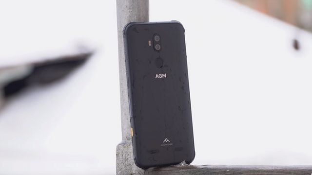 هاتف عسكري من أكثر الأجهزة متانة في العالم