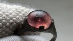 خط كوفي عربي على خاتم من القرن الـ 9 يثبت التفاعل بين الفايكنغ والمسلمين