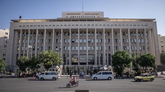 قرار مصرف سورية المركزي بشأن الهدايا بادرة إيجابية غير كافية