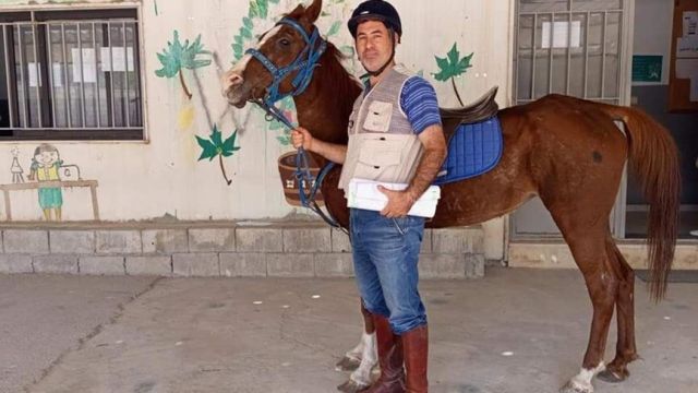 معلّم مدرسة في لبنان يستعمل الحصان للوصول إلى عمله بسبب الغلاء الجنوني للمحروقات