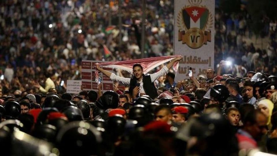 رغم الاستقالة... الاحتجاجات متواصلة في الأردن
