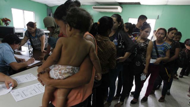 واشنطن تفصل أبناء المهاجرين عن ذويهم