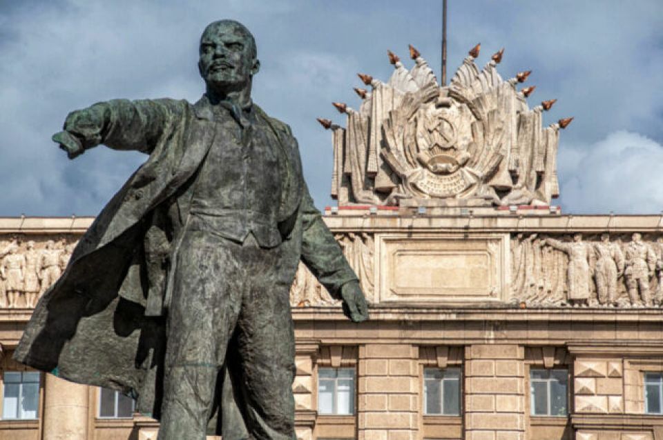 لماذا يخافون الآثار السوفييتية ويسارعون لهدمها؟