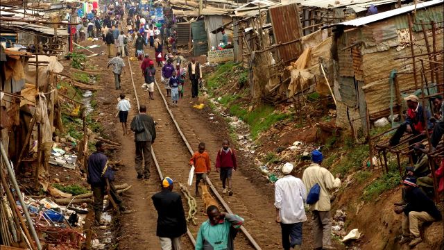 تعني السيطرة على تفشي المرض في هذا النظام أولاً وقبل كلّ شيء حماية النموذج الاقتصادي