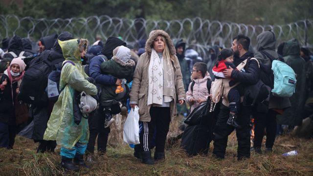 بعد تركهم لأسابيع بظروف مهلكة: طائرة غير حكومية تعيد سوريين من بيلاروسيا