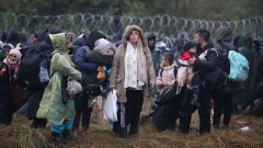 بعد تركهم لأسابيع بظروف مهلكة: طائرة غير حكومية تعيد سوريين من بيلاروسيا