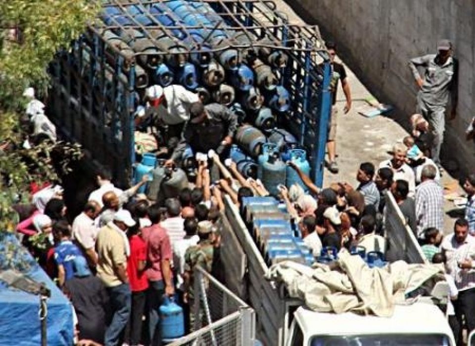 حصار اقتصادي.. فساد.. وجشع..  من المسؤول عن حرمان المواطن من الغاز والمازوت؟!