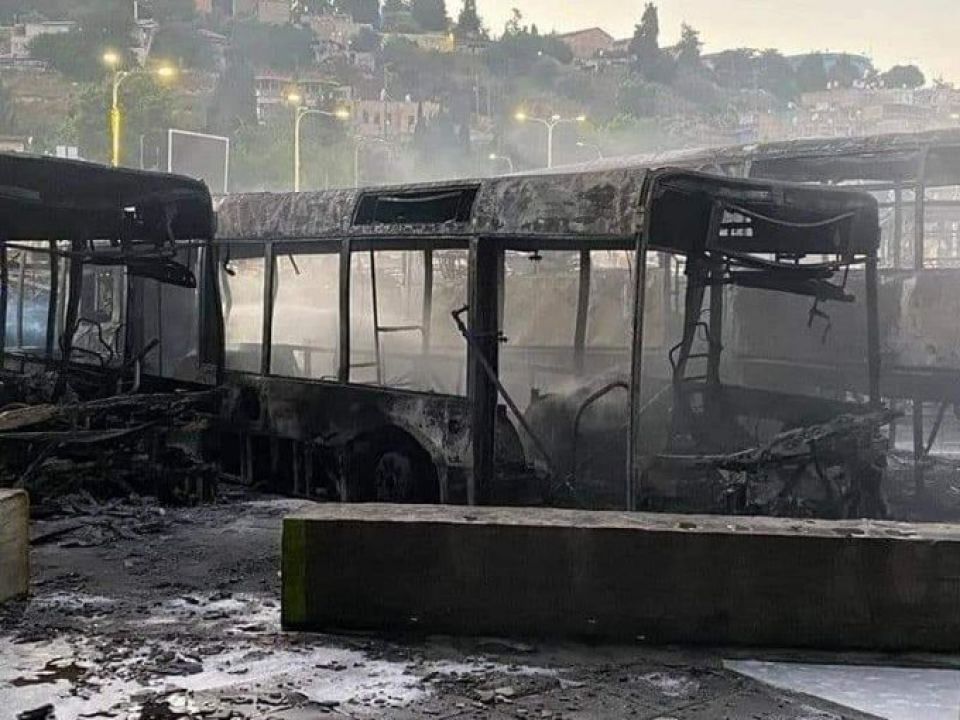 صفد: إحراق 18 حافلة للمستوطنين وأمن الاحتلال يفتح تحقيقاً