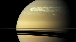 سر البقع البيضاء العملاقة التي ظهرت على سطح كوكب زحل