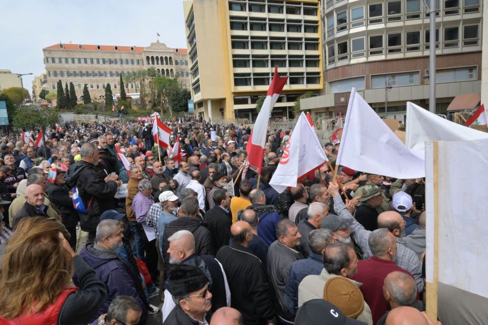 مظاهرات في بيروت وقوات الأمن ترشق العسكريين المتقاعدين بالغاز المسيل للدموع