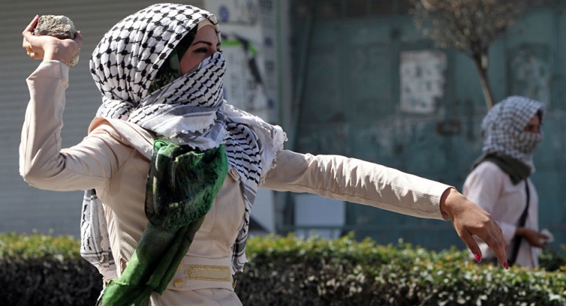 قوات الاحتلال  تطلق النار على فتاة فلسطينية بالخليل