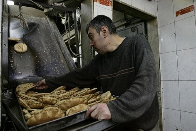 عمال المخابر في الحسكة يطالبون بحقوقهم التأمينية