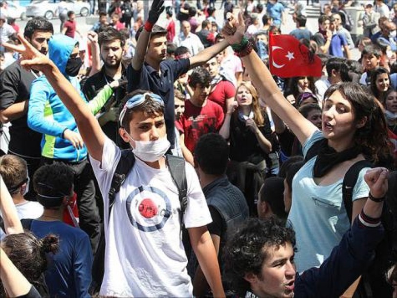 تركيا: آلاف الطلاب يتظاهرون في جامعة أنقرة تنديداً بالسياسات التعليمية