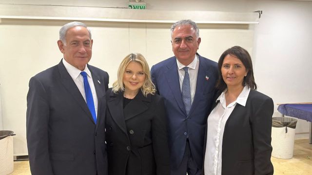 إيران: بهلوي يستثمر الاحتجاجات الشعبية ويعلن استعداده للعودة إلى إيران