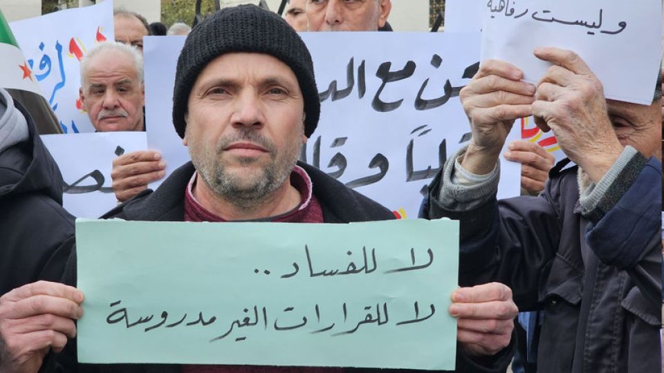 حين يُلاحق الصغار ويستعرض الكبار ثرواتهم... أي مكافحة للفساد؟