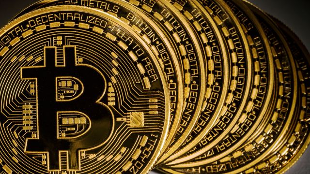 بيتكوين يقترب من &laquo;صليب الموت&raquo;